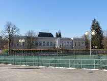 Ansicht vom Haltepunkt Frantiskovy Lazne Aquaforum auf die Rckseite des Aquaforums am 25. Februar 2018