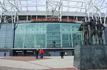 Old Trafford ist das Heimstadion des Fu�ballvereins Manchester United.  Es befindet sich in Trafford im Metropolitan County Greater Manchester, etwa dreieinhalb Kilometer s�dwestlich des Stadtzentrums von Manchester. Mit einer Kapazit�t von 75.600 Zuschauern ist das Old Trafford nach dem Wembley-Stadion in London das zweitgr��te Fu�ballstadion im Vereinigten K�nigreich.
Aufnahme: 11. M�rz 2018.