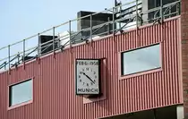 Die �Munich Air Disaster Plaque� am Fussballstadion Old Trafford in Manchester. 1958 ereignete sich die bisher gr��te Trag�die der Vereinsgeschichte von Manchester United: Am 6. Februar flog die Mannschaft von einem Europacupspiel gegen Roter Stern Belgrad mit dem British-European-Airways-Flug 609 in die Heimat, als das Flugzeug beim Start nach einer Zwischenlandung auf dem Flughafen M�nchen-Riem w�hrend eines Schneesturms verungl�ckte. Acht Spieler starben, zwei erlitten Verletzungen, die ihr Karriereende bedeuteten.

Aufnahme: 11. M�rz 2018.