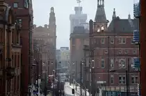 Blick in die Whitworth Street von Manchester Picadilly Station aus gesehen. Aufnahme: 12. M�rz 2018.