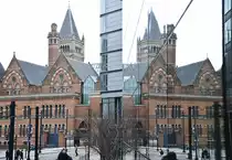 Minshull Street Crown Court und das Spiegelbild af dem Geb�ude vom Hotel Manchester Picadilly. Aufnahme: 11. M�rz 2018.