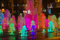 Abendaufnahme vom Springbrunnen in den Piccadilly Gardens in Manchester City Centre - England. Aufnahme: 10. Mrz 2018.