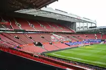 Die East Stand vom Fu�ballstadion Old Trafford in Manchester. Mit einer Kapazit�t von 75.653 Zuschauern[1] ist das Old Trafford nach dem Wembley-Stadion in London das zweitgr��te Fu�ballstadion im Vereinigten K�nigreich.
Aufnahme: 12. M�rz 2018.