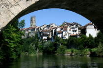 Der Blick durch die Mittlere Brck zur Kathedrale St. Nikolaus in Fribourg; 10.07.2016
