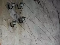 ABGEZWICKT, STROMLOS die Energiezuf�hrung an einem alten Wohnhaus (Lost-Place) bei Sch�rding/O�; 180303 