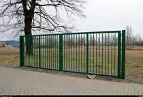 Ein verschlossenes Tor auf freiem Gel�nde sieht man in der Delitzscher Stra�e schon seit einigen Jahren. Was man sich dabei gedacht hat? [17.2.2018 | 14:16 Uhr]