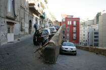 Wer kennt sie nicht - die  Plattfu-Filme  mit Bud Spencer. Eine Szene, die oft vorkam, ist mir heute noch im Bild. Kommissario Rizzo jagt zu Fu einen Ganoven durch die Gassen von Napoli. Der Ganove haut einen Mopedfahrer vom Zweirad und setzt seine Flucht mit dem knatternden Zwei-Takt-Tff fort. Rizzo beschlagnahmt einen Fiat 500 und schon beginnt die Jagd ber die Serpentinen der Altstadt... Und so sieht der Schauplatz im Original aus.