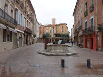 Perpignan, Huser und Brunnen am Place Leon Gambetta (30.09.2017)