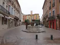 Perpignan, H�user und Brunnen am Place Leon Gambetta (30.09.2017)