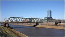 Die Eisenbahnbrcke in Bremen ist flussabwrts die letzte Brcke ber die Weser. Rechts im Bild ist der Wesertower zu sehen. 18.03.2018