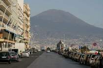 Unwarscheinlich sch�n aber ein Killer ohne Konkurrenz. Der Vesuv ist aus fast allen Stadtteilen zur Mahnung der gnadenlosen Bedrohung zu sehen. Vor 39.000 Jahren gab es hier die gewaltigste Vulkanexplosion, die die Erde gesehen hat. Der Ausbruch aus dem Jahr 76 ist in die Geschichte eingegangen. Bei der n�chsten Explosion gehen Experten von einer nie erlebten Opferzahl aus. Hier der Blick durch die Via N. Sauro zum Kratergipfel.