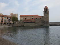 Collioure, die Wehrkirche Notre-Dames-des-Anges wurde zwischen 1684 und 1691 von Vauban anstelle der geschleiften Kirche der Oberstadt errichtet (30.09.2017)