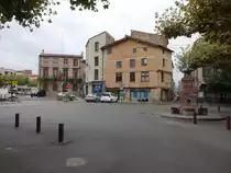 Prades, Geb�ude und Brunnen am Place de la Republique (30.09.2017)