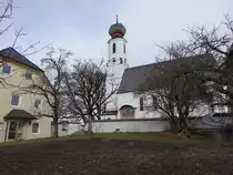 Nu�dorf, katholische Pfarrkirche St. Laurentius, sp�tgotischer Saalbau mit eingezogenem Chor und Westturm, erbaut bis 1491 (26.02.2017)