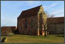 Markantester Teil der Schlossdomne Wolmirstedt ist die 1480 entstandene Schlosskapelle. Dahinter befindet sich der Palas, der etwa im gleichen Zeitraum entstand und heute als Gericht genutzt wird. (Wolmirstedt, 11.03.2018)
