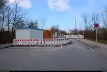 Br�ckensanierung in der Zscherbener Stra�e in Halle (Saale): Blick auf die f�r den Verkehr nicht passierbaren Baustelle, an der seit dem 19.2.2018 wieder etwas passiert. Im Dezember 2017 fanden ebenfalls Bauarbeiten bereits statt. Aufgenommen nahe der Kreuzung Zollrain. [24.2.2018 | 10:42 Uhr]