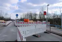 Br�ckensanierung in der Zscherbener Stra�e in Halle (Saale): Aufgrund der dortigen Baustelle ist die Stra�e seit dem 19.2.2018 f�r unbestimmte Zeit gesperrt. Kraftfahrzeuge und die Buslinie 36 wurden umgeleitet. An diesem Tag arbeitete dort niemand. [24.2.2018 | 10:44 Uhr]