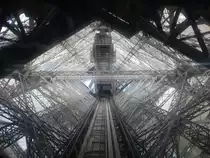 Paris, Blick in den Aufzug von Ebene 2 zur Ebene 1 im Eifelturm (30.03.2018)