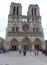 Paris, Kathedrale Notre-Dame, erbaut ab 1163 durch Bischof Maurice de Sully, Chor und Querschiff 12. Jahrhundert, Hauptfassade mit zwei 69 Meter hohen T�rmen (31.03.2018)
