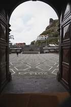 RIBEIRA BRAVA (Concelho de Ribeira Brava), 26.01.2018, Blick durch das Kirchenportal nach drauen