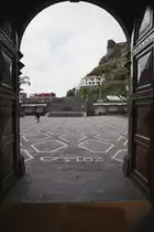 RIBEIRA BRAVA (Concelho de Ribeira Brava), 26.01.2018, Blick durch das Kirchenportal nach drau�en