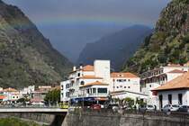 RIBEIRA BRAVA (Concelho de Ribeira Brava), 26.01.2018, Blick von der Rua Gago Coutinho e Sacadura Cabral in Richtung Gebirge