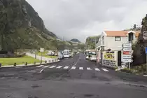 S�O VICENTE (Concelho de Sao Vicente), 31.01.2018, Blick von der Regionalstra�e ER101, die am Strand entlang f�hrt, in die ER104, die in das Ortszentrum f�hrt