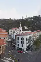 PONTA DO SOL (Concelho de Ponta do Sol), 31.01.2018, Blick auf das Hotel da Vila und den Turm der dahinterliegenden Igreja de Nossa Senhora da Luz