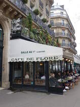 Paris, das Caf de Flore ist ein Caf im Quartier Saint-Germain-des-Prs des 6. Arrondissements in Paris. Es liegt an der Ecke des Boulevard Saint-Germain Nr. 172 und der Rue Saint-Benot (31.03.2018)