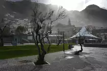 PORTO MONIZ (Concelho de Porto Moniz), 05.02.2018, Blick von der Uferpromenade in Richtung Gebirge; Regen und Sonne wechselten sich ab