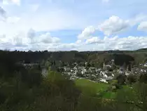 HERCHEN IM SIEGTAL-M�RCHENHAFTES ST�DTCHEN
Von einer Anh�he �ber der Stadt f�llt am 15.4.2018 der Blick auf HERCHEN mit der RK-Kirche(rechts)
und der EV. Kirche (links)-hier erhielt der K�LNER Komponist ENGELBERT HUMPERDINCK bei seinen
Aufenthalten und Wanderungen mit Sicherheit die Inspirationen zu seiner M�RCHENOPER
 H�NSEL UND GRETEL  mit ihren weltbekannten Melodien.....