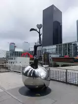 Paris, Skulptur und Hochh�user im Viertel La Defense (01.04.2018)