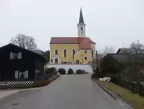 Moosthann, Pfarrkirche St. Jakob, Saalkirche mit eingezogenem Chor, Gliederung durch Lisenen am Chor und Putzb�nderung, n�rdlich Chorflankenturm mit abgesetztem Oberbau und Spitzhelm, barocker Bau von 1740 (28.02.2017)