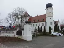 Neufahrn, ehem. Schloss,  zweigeschossige Vierfl�gelanlage um einen Innenhof, 16. Jahrhundert, �ber mittelalterlichem Grundriss, heute Hotel (28.02.2017)