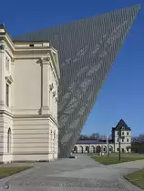 Der Pfeil des Metallverkleidung zeigt die Richtung der anfliegenden alliierten Bomber aus dem zweiten Weltkrieg. (Milit�rhistorischen Museums der Bundeswehr Dresden, April 2018)
