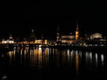 Nchtlicher Blick ber die Elbe auf die Altstadt von Dresden. (April 2018)