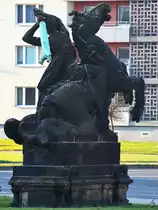 Die Skulptur  Bewegte Elbe  am Ende der Carolabr�cke in Dresden-Altstadt. (April 2018)