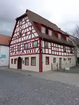 Hilpoltstein, G�tzhaus in der Kolpingstra�e, zweigeschossiger, giebelst�ndiger Kr�ppelwalmdachbau mit Fachwerkobergeschoss (05.03.2017)