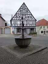 Hilpoltstein, Marktbrunnen mit Brunnenm�nnlein. Steinernes Brunnenbecken mit Bronzefigur auf mittiger Steins�ule, Bronzefigur aus der Gie�erei Pankraz und Georg Labenwolf von 1560 (05.03.2017) 