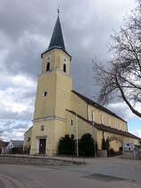 Plling, Pfarrkirche St. Martin, Dreischiffige Basilika mit eingezogenem, dreiseitigem Chor und westlichem Fassadenturm, erbaut von 1934 bis 1936 nach Plnen von Friedrich Haindl (05.03.2017)