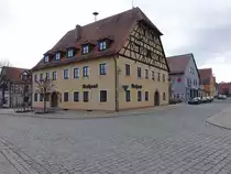 Pyrbaum, ehemaliges Pflegamt, jetzt Rathaus. Zweigeschossiger Kr�ppelwalmdachbau in Ecklage mit Fachwerkgiebel, erbaut 1568 (05.03.2017)