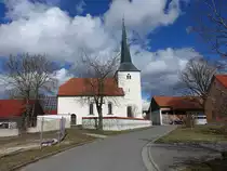 Thundorf, Katholische Filialkirche St. Willibald, Saalkirche mit Chorturm, Westfassade Quadermauerwerk, fr�hgotisch, Anfang des 18. Jahrhunderts umgestaltet (05.03.2017)