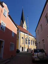 Dietfurt, Katholische Pfarrkirche St. gidius, Saalbau mit eingezogenem Polygonalchor, Pilastergliederung, Giebelfront und Chorflankenturm mit Spitzhelm, Neubau um 1400, 1734-36 Umbau und Verlngerung durch Gabriel de Gabrieli, Turm um 1590 erhht, Vernderungen 1807 (12.03.2017)
