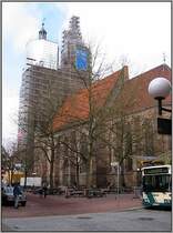 Die St. Johanniskirche in G�ttingen, diesmal aufgenommen am 07.03.2003 von mir. Der Parkplatz auf dem Johanniskirchplatz verschwand bereits in den 80er Jahren. Der Platz wurde gepflastert, B�ume gepflanzt, B�nke und Spielger�te f�r Kinder aufgestellt. Wie man sehen kann wurden die T�rme zu dieser Zeit wieder mal saniert. 