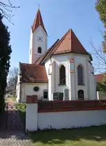 Eching, Katholische Pfarrkirche St. Andreas, Fr�hmittelalterlicher Saalbau mit eingezogenem Polygonalchor und angef�gter Sakristei, Langhaus 12. Jahrhundert, im 13. Jahrhundert erh�ht und erweitert, im 15. Jahrhundert Chor und vorgestellter Westturm erbaut, 1734 barockisiert (25.03.2017)