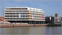 Bremerhaven. Direkt neben dem Deutschen Auswandererhaus (rechts im Bild) hat im Frhjahr 2018 das Hotel  The Liberty  erffnet. Von vielen Zimmern bietet sich ein Blick auf den Neuen Hafen. 19.04.2018