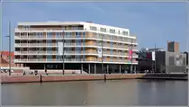 Bremerhaven. Direkt neben dem Deutschen Auswandererhaus (rechts im Bild) hat im Fr�hjahr 2018 das Hotel  The Liberty  er�ffnet. Von vielen Zimmern bietet sich ein Blick auf den Neuen Hafen. 19.04.2018