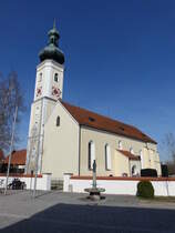 Walpertskirchen, Katholische Pfarrkirche St. Erhard, zweischiffige Wandpfeilerkirche mit Zwiebelturm von 1491 (25.03.2017)