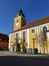 Beratzhausen, katholische Pfarrkirche St. Peter und Paul, Saalbau mit eingezogenem Chor, Westturm mit Zwiebelhaube und Rahmengliederungen, erbaut von 1762 bis 1764 von Gotthard Ettel und Peter Eichenseher (25.03.2017)