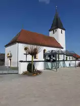 D�llwang, katholische Pfarrkirche St. Alban, Saalbau mit Chorturm und Westportal mit architektonischer Rahmung, Turm fr�hgotisch, Langhaus 18. Jahrhundert (25.03.2017)